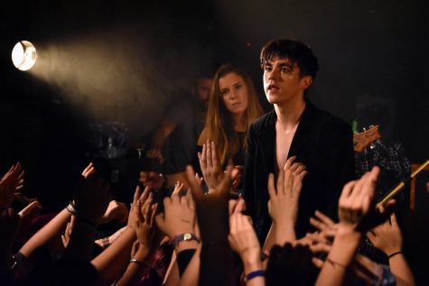 During his 2017 concert in La Maroquinerie, Paris, Declan McKenna longingly looks out into a lively crowd. Photo courtesy of Stars Are Underground from France.