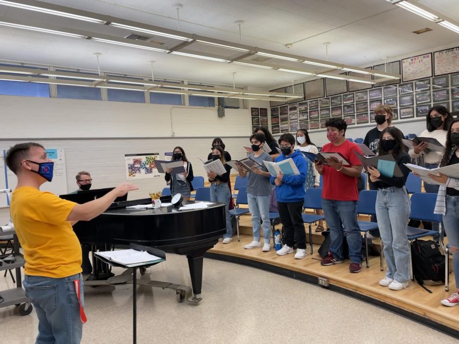 Choir+director+Jeffery+Fahey+conducts+Prestige%2C+or+production+choir%2C+as+they+rehearse+%E2%80%9CFeed+the+Birds%E2%80%9D+for+their+Fall+concert.+Photo+by+Elias+Robles.+