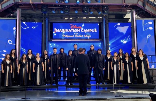 At California Adventure, Chamber singers deliver a 25-minute choral set in Music in the Parks, hosted by Disneyland, as they perform their hearts out for an audience and bystanders.